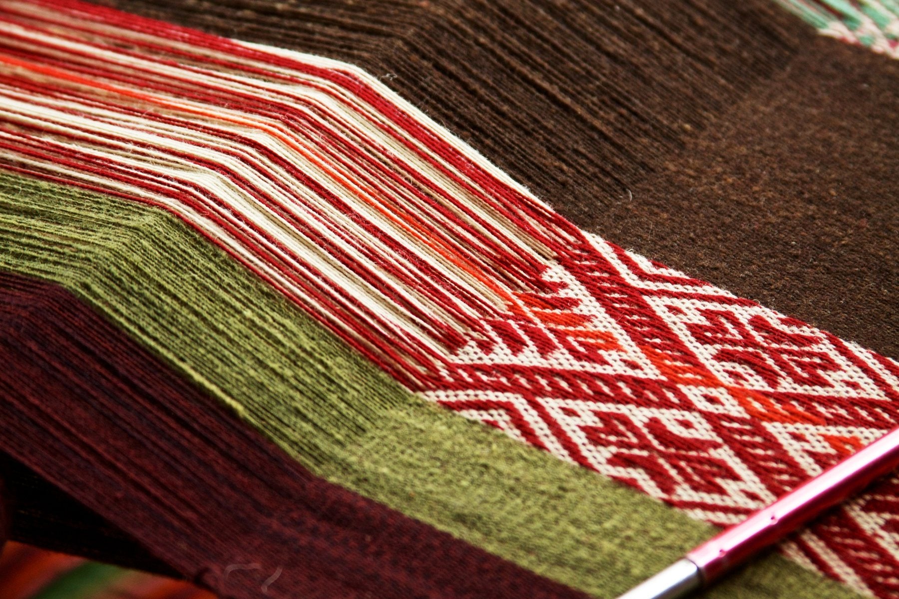 Pallay diamond pattern taking shape on a traditional Andean loom